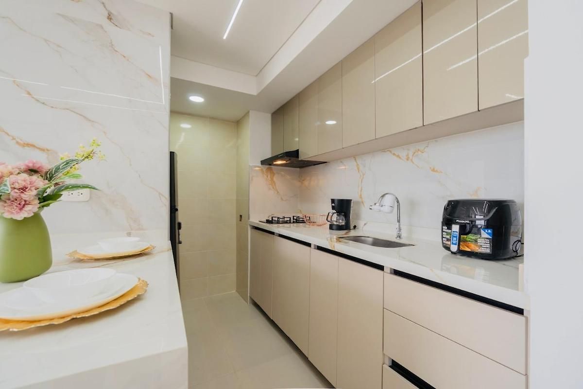 Ivory Tide, Sea View, Pool & Coastal Calm Apartamento *