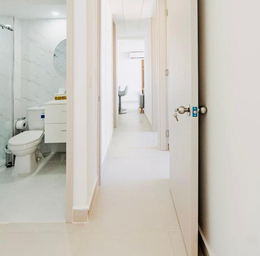 Ivory Tide, Sea View, Pool & Coastal Calm *
