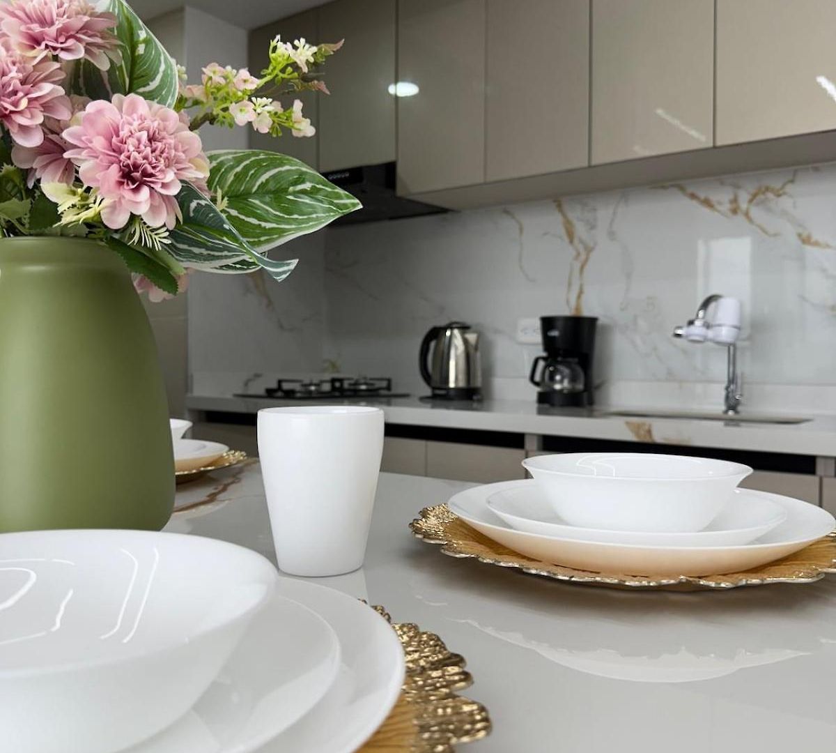 Ivory Tide, Sea View, Pool & Coastal Calm Apartamento *