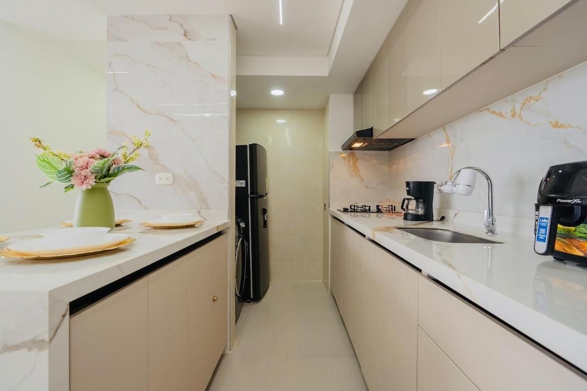 Ivory Tide, Sea View, Pool & Coastal Calm Apartamento