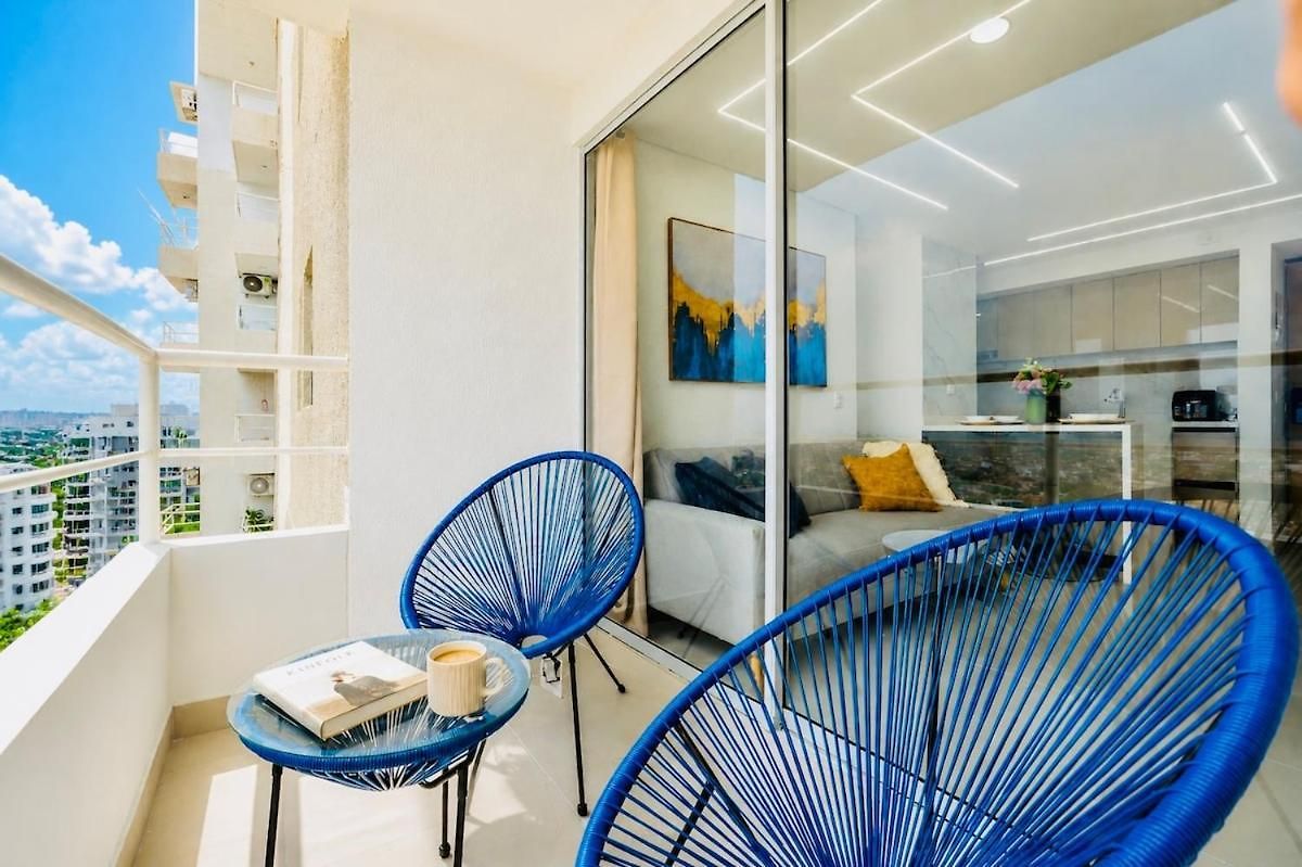 Ivory Tide, Sea View, Pool & Coastal Calm *