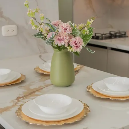 Ivory Tide, Sea View, Pool & Coastal Calm Apartamento