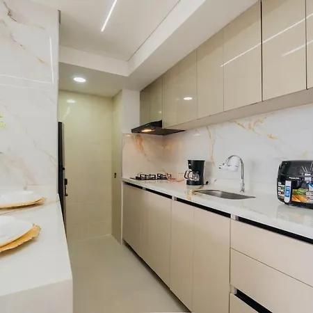 Ivory Tide, Sea View, Pool & Coastal Calm Apartamento *