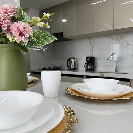 Ivory Tide, Sea View, Pool & Coastal Calm Apartamento *