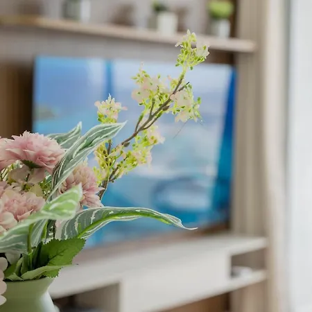 Ivory Tide, Sea View, Pool & Coastal Calm