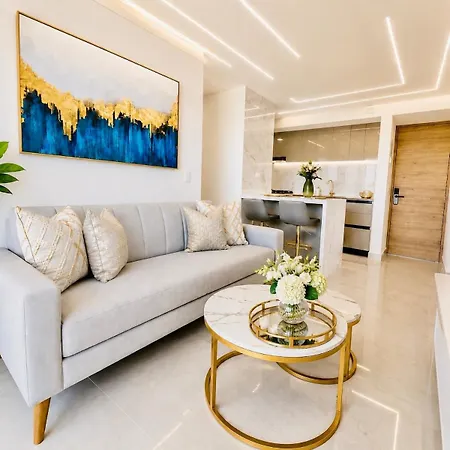 Ivory Tide, Sea View, Pool & Coastal Calm Apartamento *