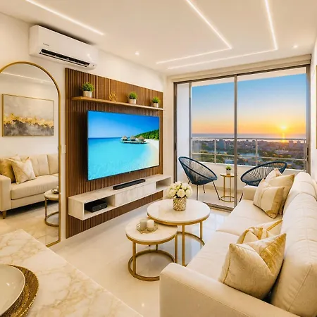 Ivory Tide, Sea View, Pool & Coastal Calm Apartamento