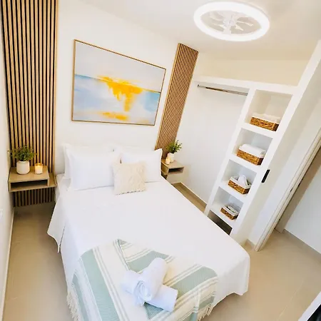 Ivory Tide, Sea View, Pool & Coastal Calm Apartamento