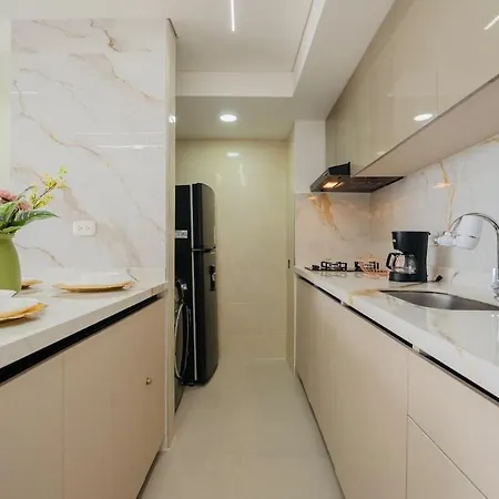 Ivory Tide, Sea View, Pool & Coastal Calm Apartamento